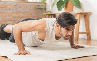 Ragazzo allenamento flessioni a corpo libero