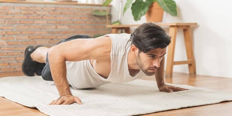 Ragazzo allenamento flessioni a corpo libero