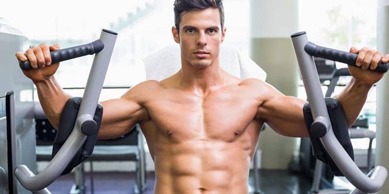 Ragazzo allenamento pectoral machine