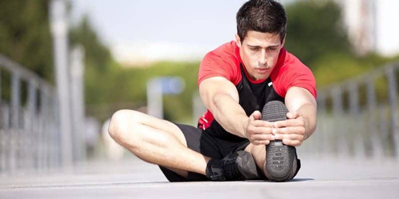 Ragazzo allenamento stretching