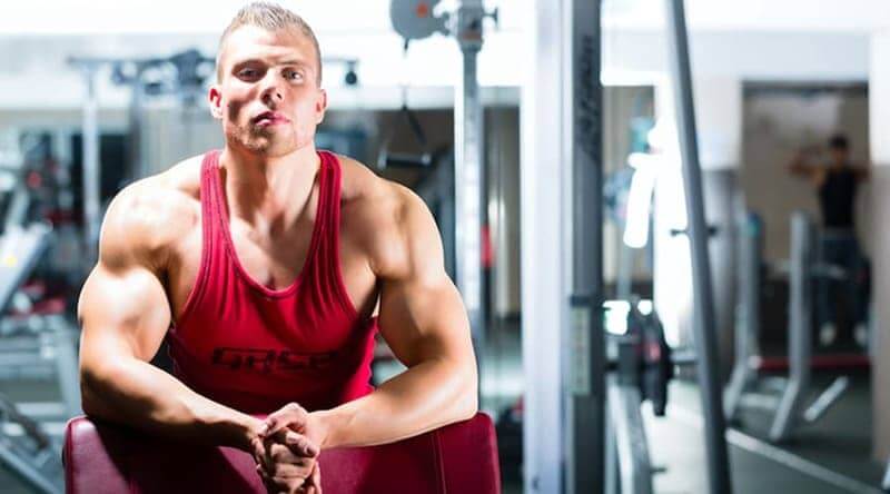 ragazzo in palestra aumentare muscoli